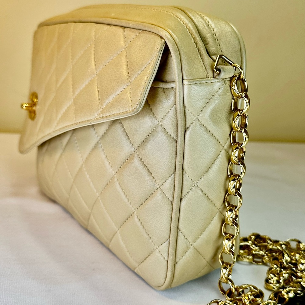 CHANEL Cream Quilted Bag with Gold Chain - Picture 7 of 16